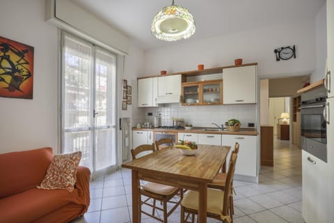 Kitchen or kitchenette, Living room, Seating area, Dining area, dishwasher, pet friendly