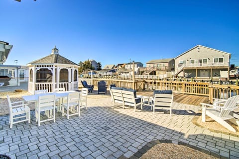 Waterfront Beach Haven West Home with Boat Dock Maison in Stafford Township