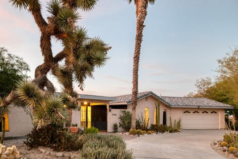 Archie by AvantStay Desert Retreat w Courtyard Edge of Joshua Tree Haus in Yucca Valley