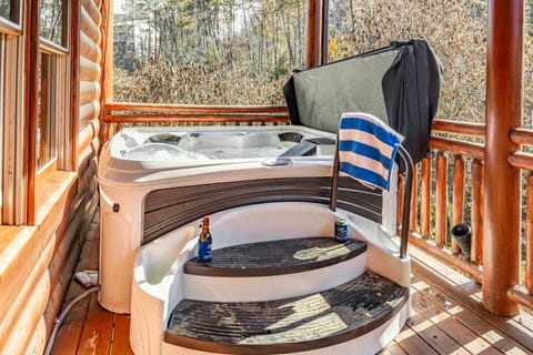 Daybreak by AvantStay Sleeps 18 Cabin PoolSpa House in Sevier County