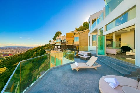 Hollywood Hills Modern Sanctuary–Jaw Dropping View Villa in Beverly Hills