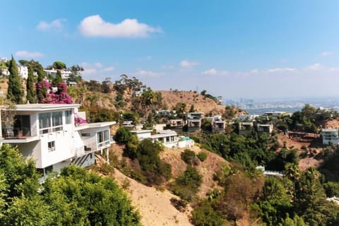 Hollywood Hills Modern Sanctuary–Jaw Dropping View Villa in Beverly Hills