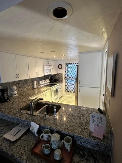 Kitchen or kitchenette, minibar, pet friendly, stove, toaster