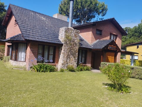 Chalet con Piscina exclusiva en el centro de Mar de las Pampas Casa in Mar de las Pampas