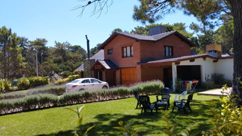 Chalet con Piscina exclusiva en el centro de Mar de las Pampas House in Mar de las Pampas