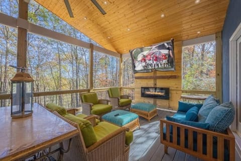 Large Luxury House, 4 King Beds & 21 Total, Hot Tub, Theater, Fireplace, Game Room, Ping-pong, Pool Table, Air Hockey, Arcade, River, Big Kitchen, Nice Porch, Quiet, Good for Families and Large Groups, Near UGA Golf Course, Close to UGA & Stanford Stadium Chalet in Athens