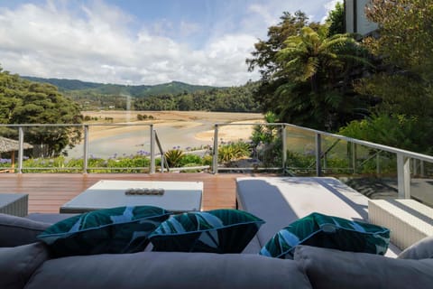 Patio, Natural landscape, Balcony/Terrace, Seating area, Mountain view