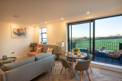 Luxury Ocean & North Foreland Golf View Escape Apartment in Broadstairs