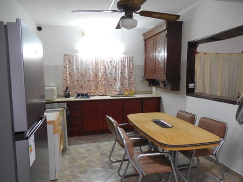 Kitchen or kitchenette, Dining area, minibar, pet friendly