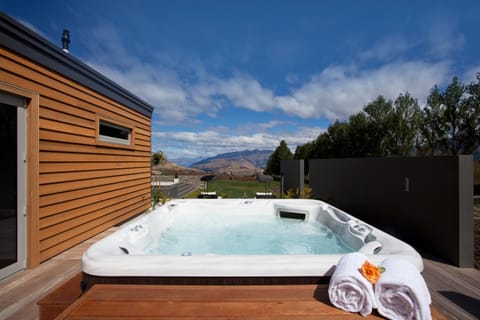 Day, Natural landscape, Hot Tub, Mountain view, Swimming pool, towels