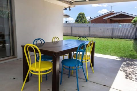 Lovely 3 Bed, 2 Bath in the City Centre! House in North Wagga Wagga