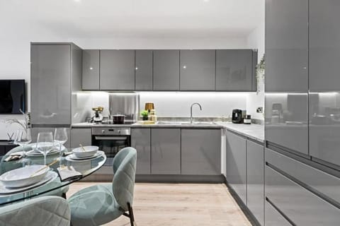 Luxury Modern, One bedroom Flat Apartment in Shirley