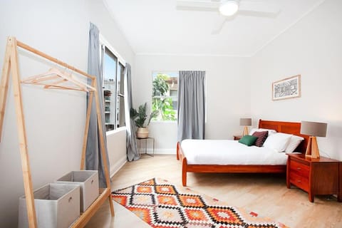 Large 4 Bed Beachside Haven 50m to Bondi Beach Condominio in Sydney