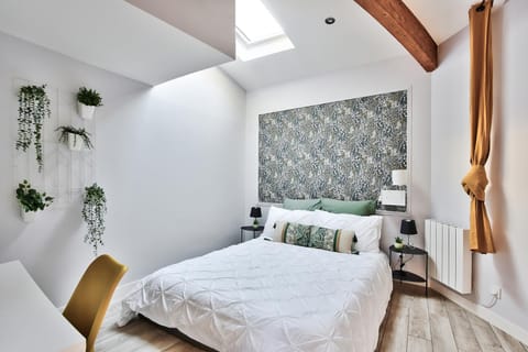 Bed, TV and multimedia, Photo of the whole room, Bedroom