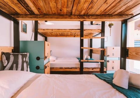 Bedroom, bunk bed