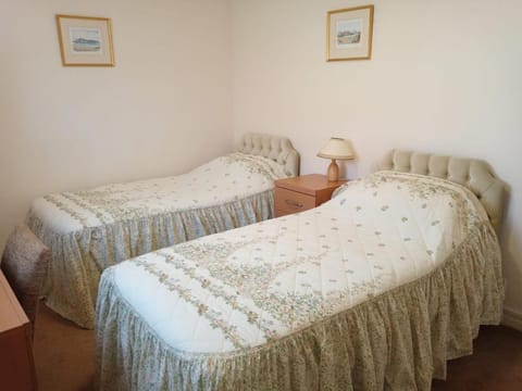 Glen Dhoo Country Cottages - Meadowview Bungalow Apartment in Isle of Man