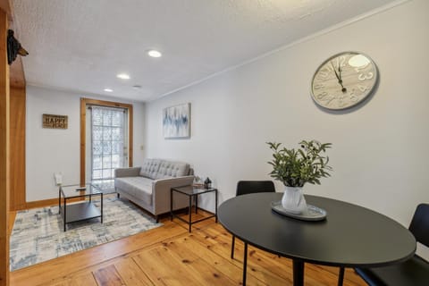 DOG FRIENDLY! Simple and Cozy Apartment Just Mins to Loon Mountain and Waterville Valley apts Eigentumswohnung in Campton