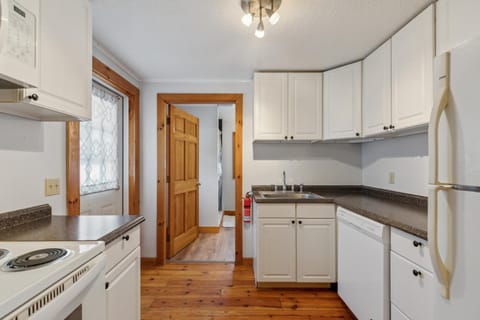 DOG FRIENDLY! Simple and Cozy Apartment Just Mins to Loon Mountain and Waterville Valley apts Condominio in Campton