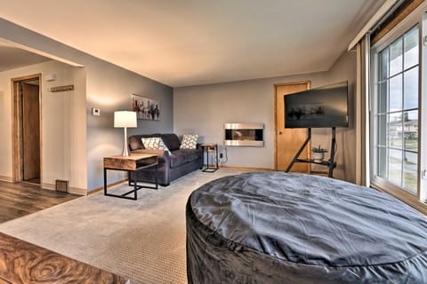 Modern Buffalo Vacation Rental - Near Airport Apartamento in Cheektowaga