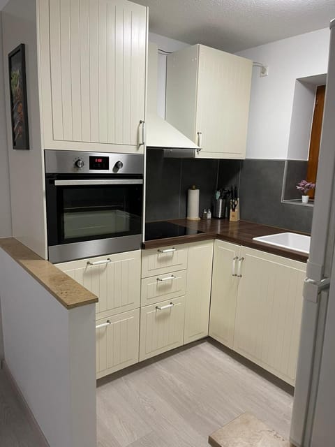 Kitchen or kitchenette, Communal kitchen