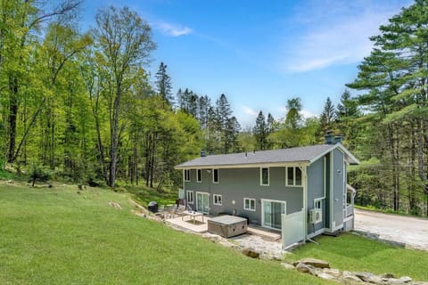 Game Room + Hot Tub - 7BR updated home House in Killington