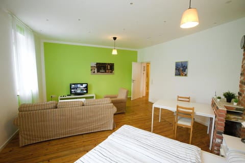 Bed, TV and multimedia, Living room, Photo of the whole room, Seating area, Evening entertainment, Bedroom