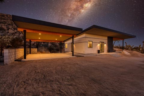 Desert Ridge - Hot Tub, Fire Pit, BBQ, Out Door Shower & Incredi home Haus in Yucca Valley