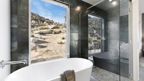 Desert Ridge - Hot Tub, Fire Pit, BBQ, Out Door Shower & Incredi home Haus in Yucca Valley