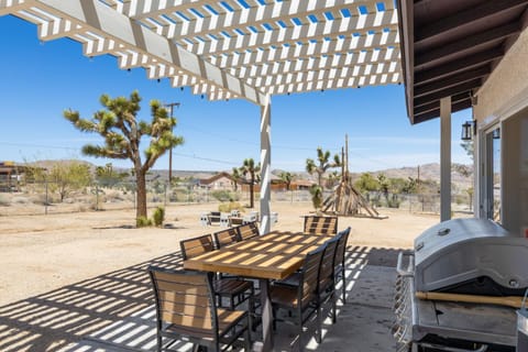 Horseshoe House - Hot Tub, BBQ and Fire Pit! home House in Joshua Tree