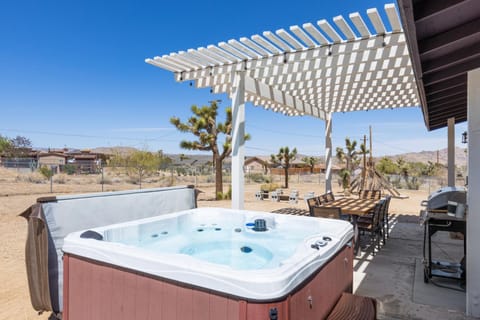 Horseshoe House - Hot Tub, BBQ and Fire Pit! home Haus in Joshua Tree