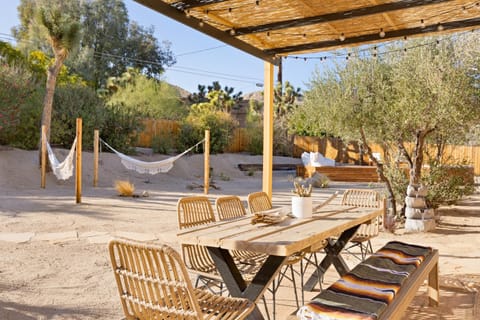 Casa Amarilla- Hot Tub,Firepit,BBQ &Fantastic Yard for Families home House in Yucca Valley