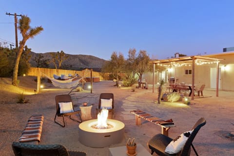 Casa Amarilla- Hot Tub,Firepit,BBQ &Fantastic Yard for Families home Casa in Yucca Valley