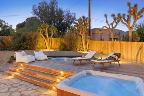 Casa Amarilla- Hot Tub,Firepit,BBQ &Fantastic Yard for Families home Haus in Yucca Valley