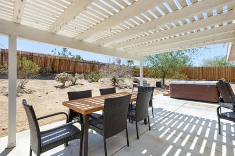 Serenity Sands - Hot Tub, BBQ and Fire Pit! home Casa in Joshua Tree