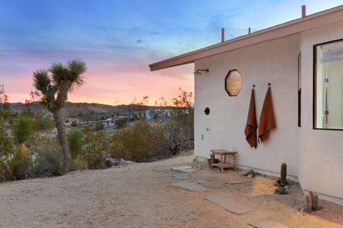 Terracasa - Hot Tub, Fire Pit, Outdoor Shower & Endless Views home House in Yucca Valley