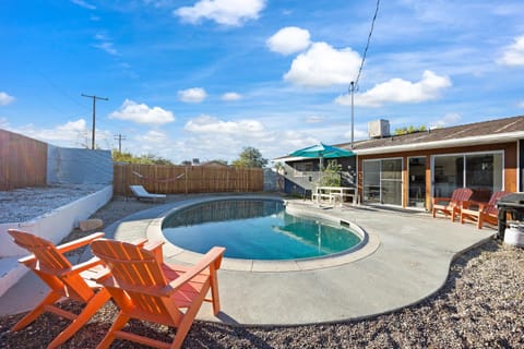 Splash House with Private Pool & Fire Pit - Dogs Welcome Free home Casa in Joshua Tree