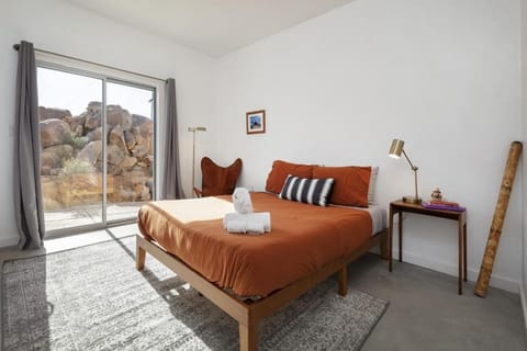 Rock Box - Modern Adobe Nestled in the Boulders Above Coyote Hol home Maison in Joshua Tree