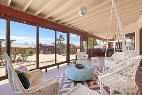 Euphorbia House - Fire Pit, Ping Pong, Tether Ball & Dark Skies home Casa in Yucca Valley