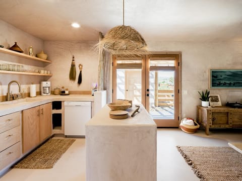 The Mesa House - Views and a Cowboy Soaking tub! home Casa in Yucca Valley