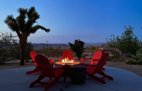 Horizon House - Hot Tub, Fire Pit & BBQ - Adobe in JT home Haus in Joshua Tree
