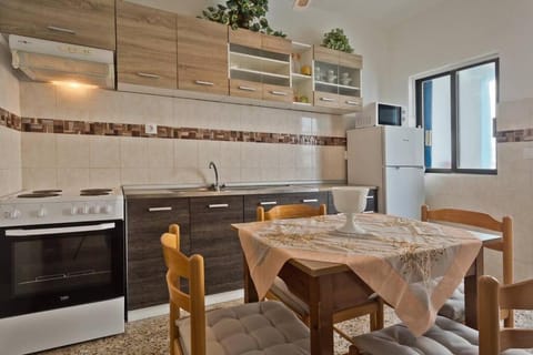 Kitchen or kitchenette, Seating area, Dining area, minibar, pet friendly, stove