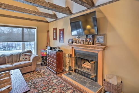West Dover Getaway with Hot Tub Near Mt Snow! Maison in West Dover