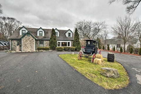 Pet-Friendly Bartlett Farmhouse with Deck! Maison in Bartlett