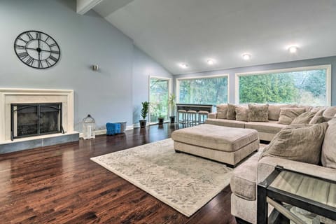 Spacious Rochester Home with Heated Pool and Hot Tub! Casa in Brighton