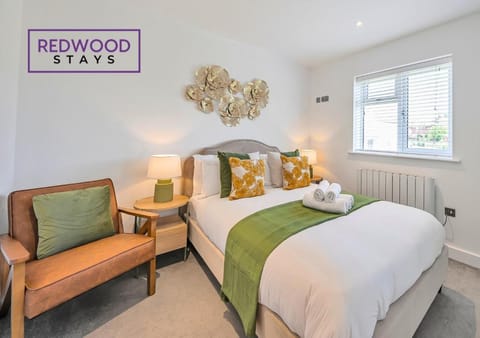 Modern Serviced Apartments For Contractors & Families With FREE Parking, WiFi & Netflix By REDWOOD STAYS Apartment in Basingstoke