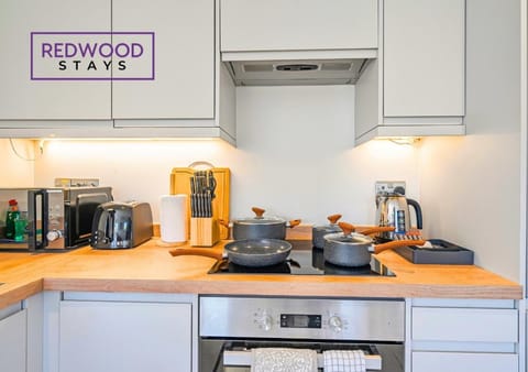 Modern Serviced Apartments For Contractors & Families With FREE Parking, WiFi & Netflix By REDWOOD STAYS Apartment in Basingstoke