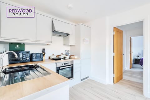 Modern Serviced Apartments For Contractors & Families With FREE Parking, WiFi & Netflix By REDWOOD STAYS Apartment in Basingstoke
