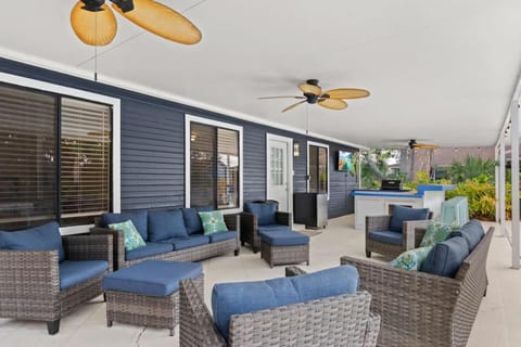 The Flip Flop Stop - Private Heated Pool, Pool House, Backyard Oasis and Game Room Casa in Lower Grand Lagoon