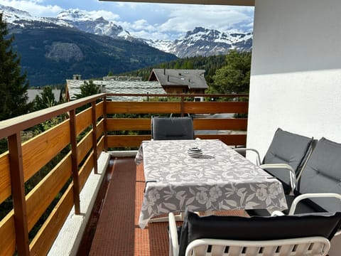 View (from property/room), Balcony/Terrace, Dining area, Mountain view