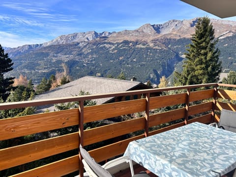 View (from property/room), Balcony/Terrace, Mountain view